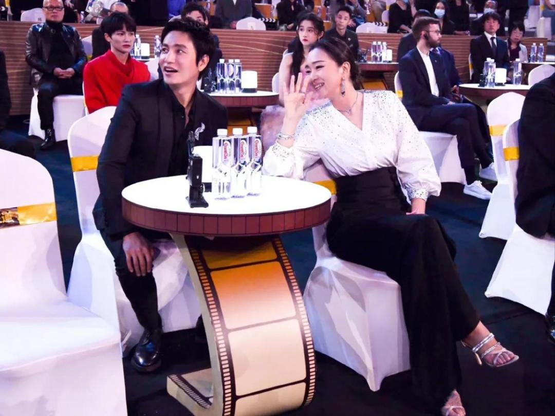 巩俐全黑造型现身进博会,巩俐中式服装走红毯