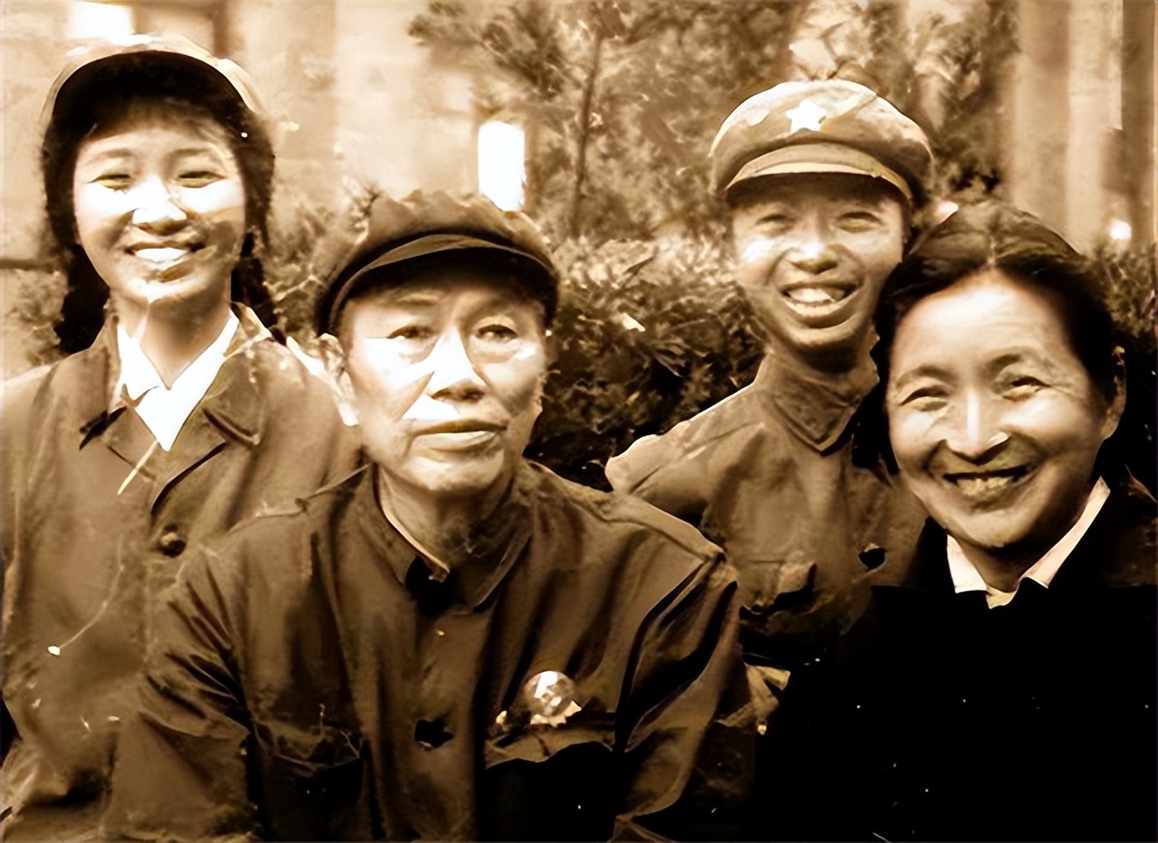 1936年，邓华缴获五箱白金龙烟，只给主席一支，毛主席：财不外露