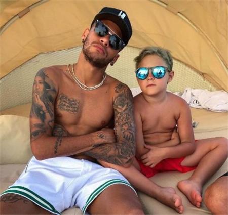 20个绯闻女友，19岁当爸，被指控性侵，内马尔如何逆袭？