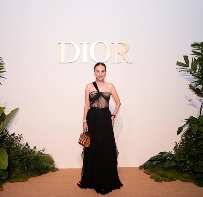 伍伦盼资产多少亿,华裔富婆伍伦盼祖籍我国