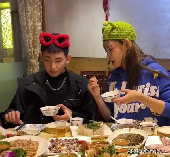 千万粉丝“痞幼”父女恋四个月被骗1个亿！