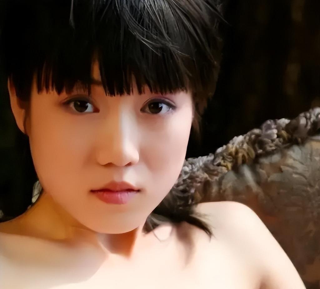 “网红模特”*筱雨张**,出道一年拍21套人体写真,现38岁仍单身未婚