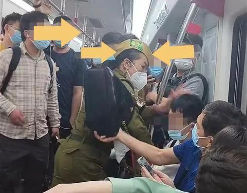 地铁女子暴打男子全程回应,地铁男子辱骂拳打女子被大哥制止