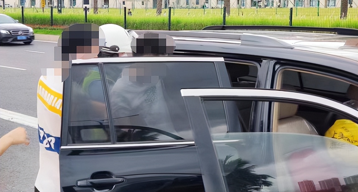 珠海男子晕倒急救,广东一男子户外中暑