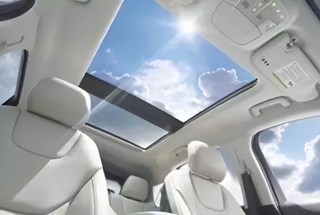 汽车隔热膜有气味是劣质的吗,隔热膜贴里面效果好还是外面好