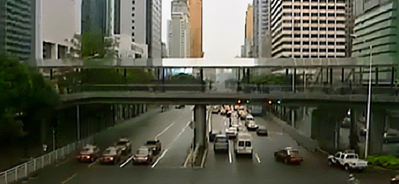 21岁小伙桥边崩溃欲跳江,四川16岁男孩跳桥被女孩救了