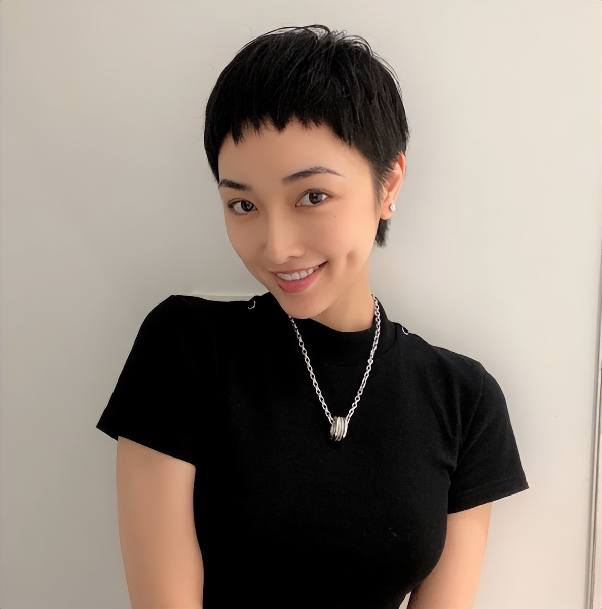 头发细软发量少怎么做造型,女生头发少细软适合怎么做头发