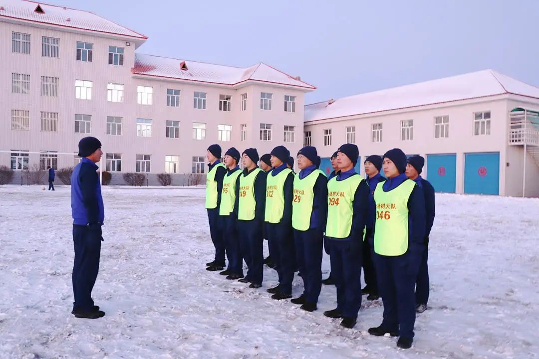 冬训砺精兵负重五公里,冬训砺精兵夜间训练