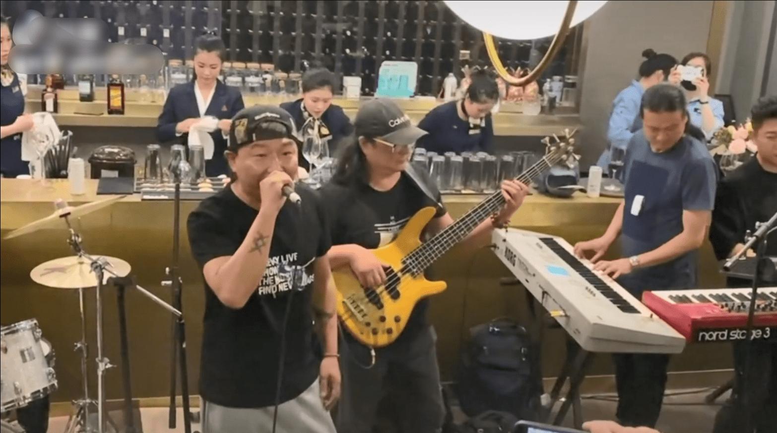 陈羽凡坐着轮椅唱歌,陈羽凡露面唱冷酷到底