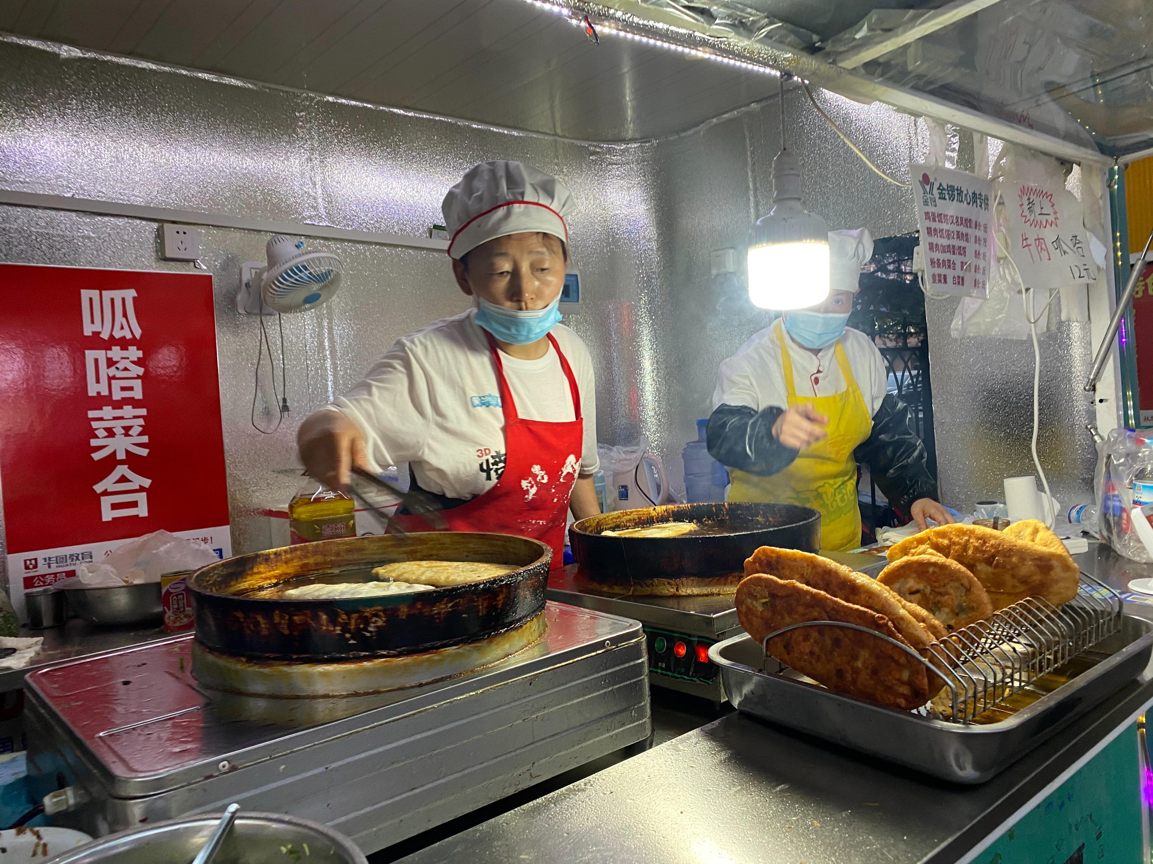 陪读妈妈摆地摊卖玩具,陪读妈妈摆地摊