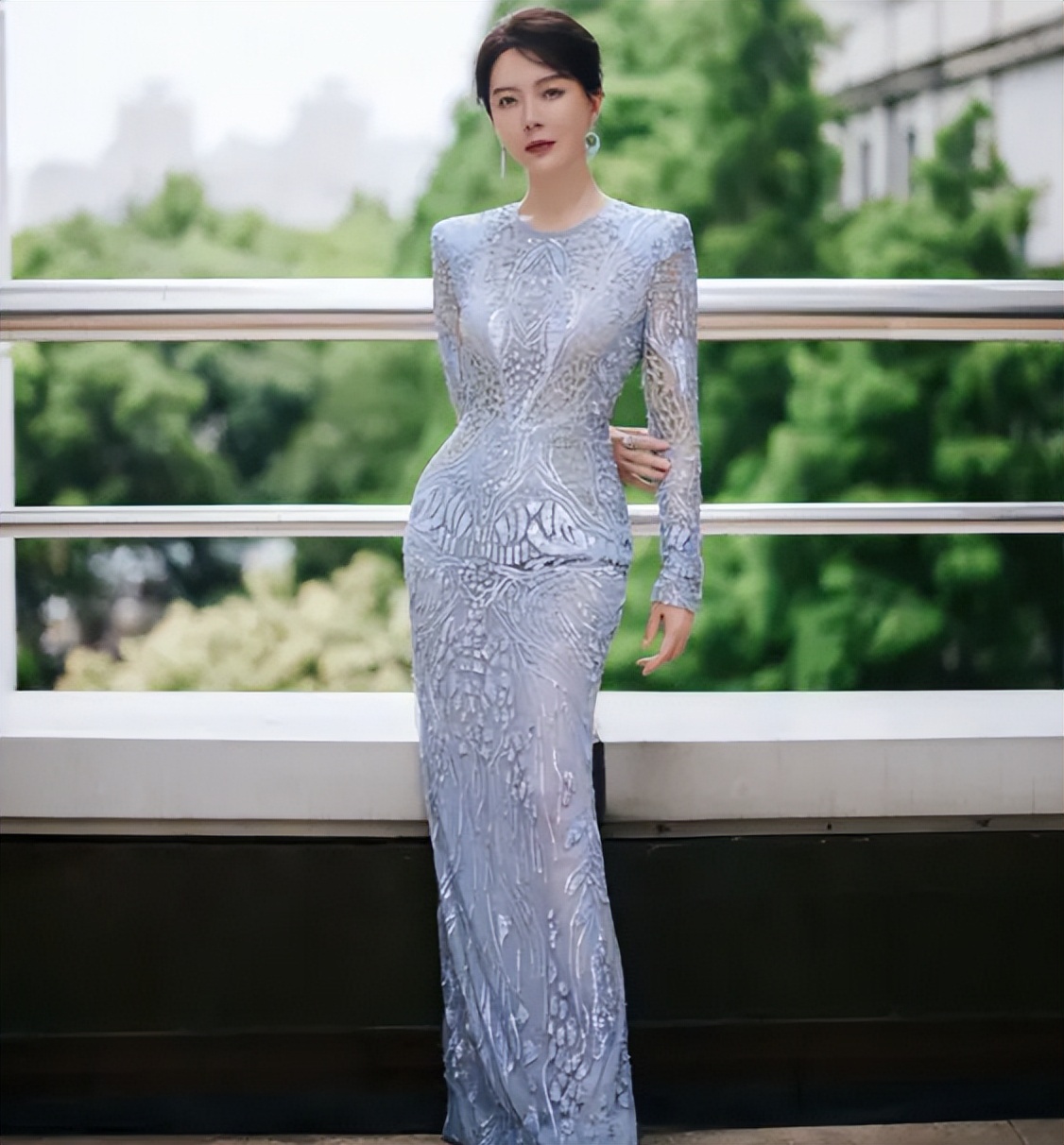 刘嘉玲关晓彤同框,穿旗袍大秀窈窕好身材