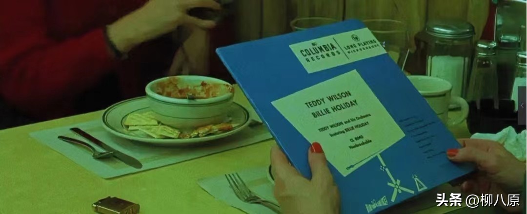 美国影片《卡罗尔》运用了很多的追踪镜头和手持镜头有什么目的？