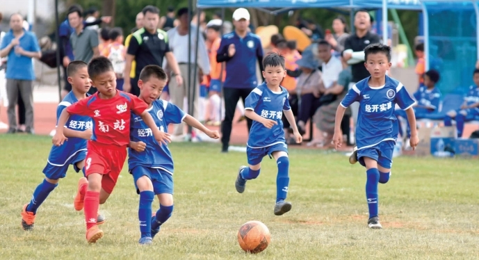 小学一年级足球第一堂课,小学生一堂完整的足球课