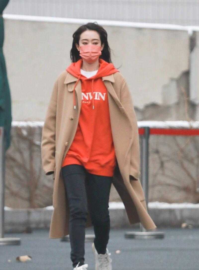 张小斐同款大衣穿搭,张小斐同款丝绒大衣搭配