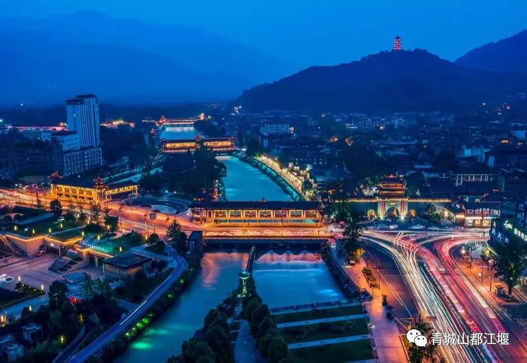 初秋城市漫游指南！都江堰8大爆款夜游地全在这里，吹河风尝美食get暴走两万步的畅快~