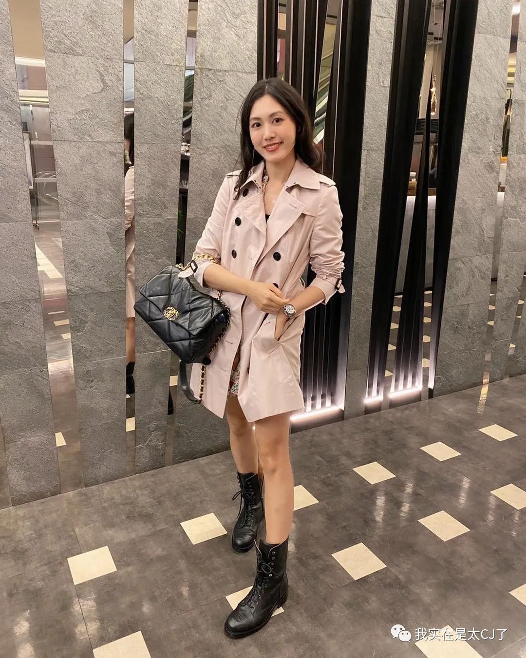 真富婆假富婆对比,台湾富婆王思佳晒香奈儿包遭吐槽