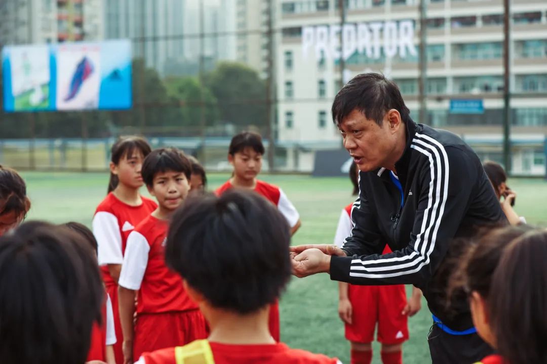 阿迪达斯首发,从足球到羽毛球的华丽转身