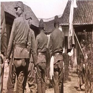 日军*行暴**照片，女子脱衣服让日本人拍摄被*辱侮**致死，惨死野外4