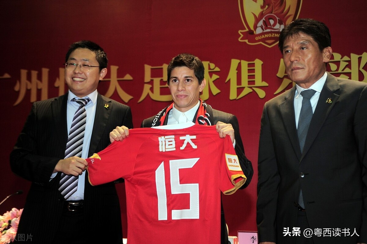 姚明和周琦最新信息,姚明球场外穿西装看球照片