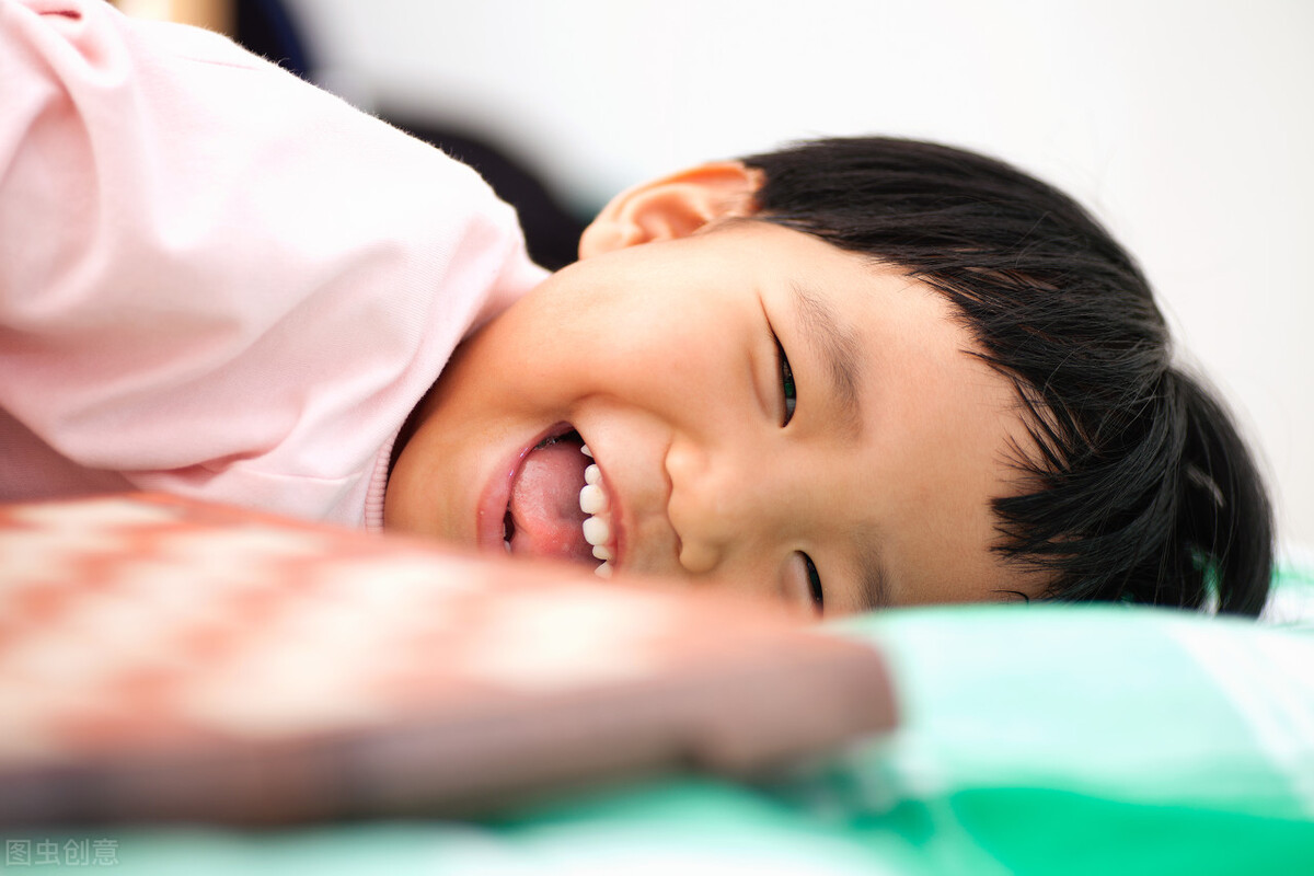 两岁男宝宝撒泼哭闹不止怎么办,孩子叛逆期撒泼怎么办