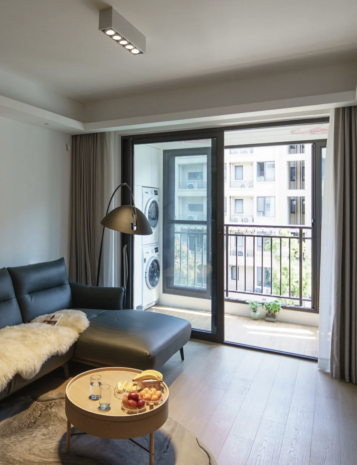 阳台打通还是装推拉门,阳台和阳台之间要用推拉门吗