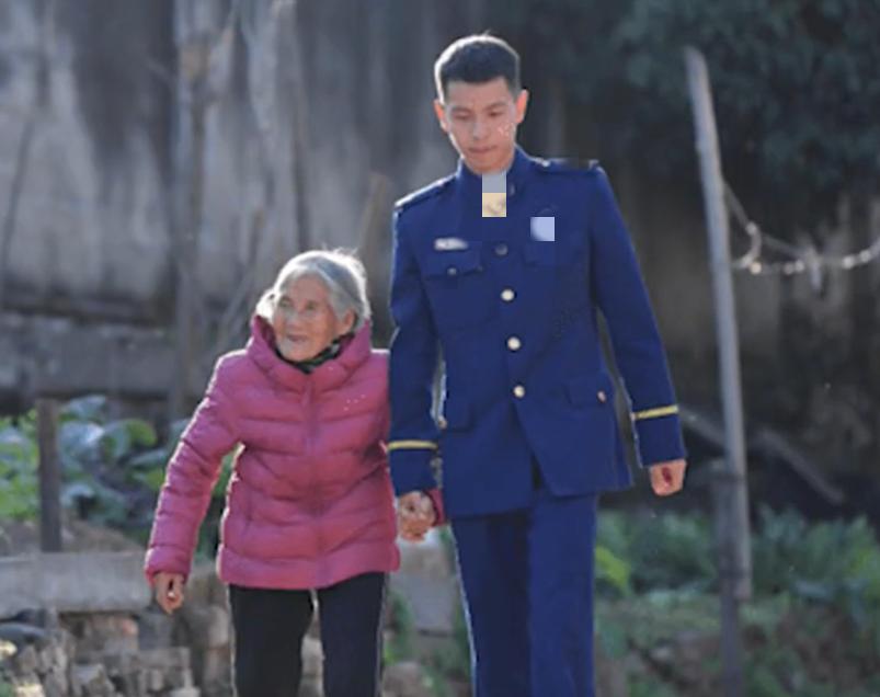 24岁小伙与85岁老奶奶婚纱照,江西24岁小伙与85岁老太婚纱照