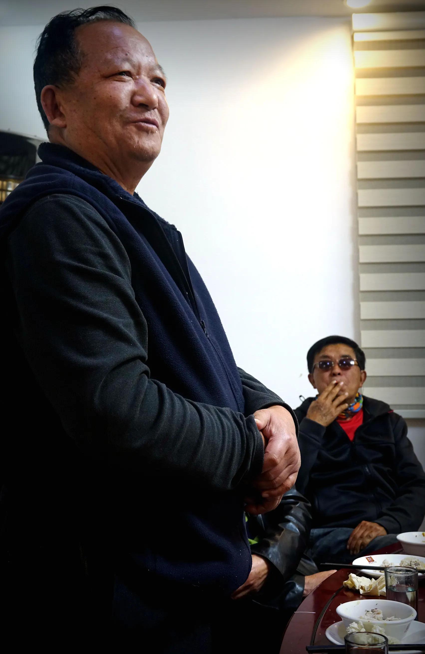 纪实：辞别三年疫情老友聚会祝贺教授新书文坛添花