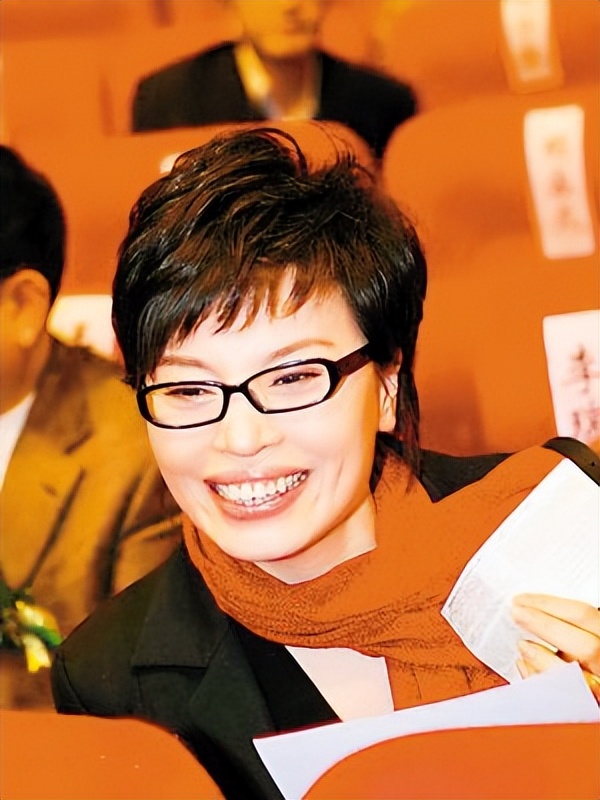 央视主持人李瑞英现在怎么样,央视新闻主播李瑞英个人简历