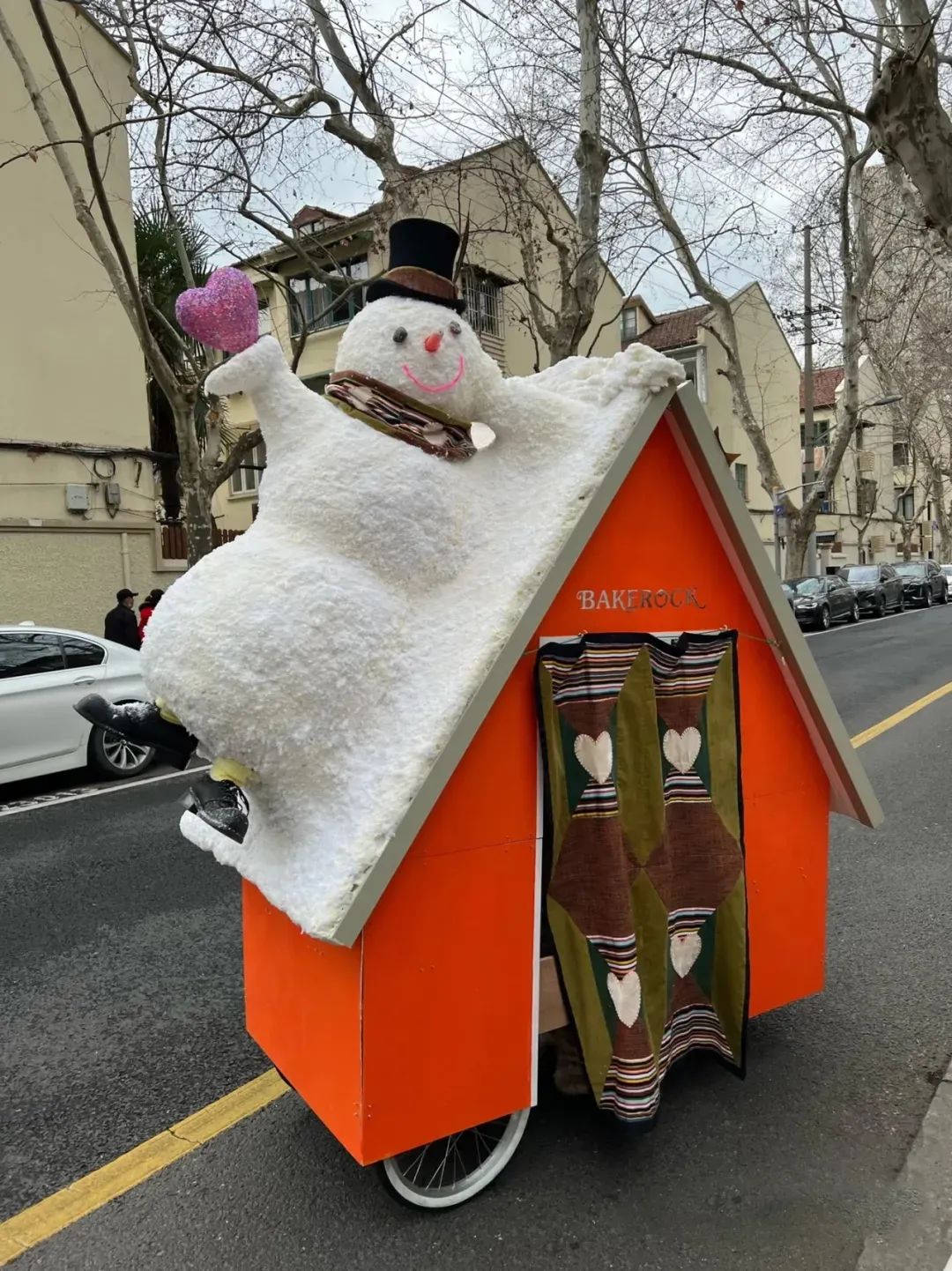 95后夫妻摆摊月入过万,摆地摊年薪百万