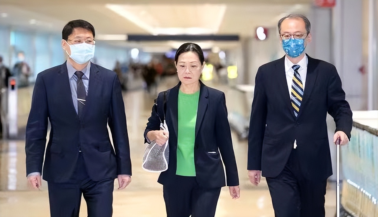 台“驻外”代表返台,下飞机时神情沉重,2名工作人员一路陪同