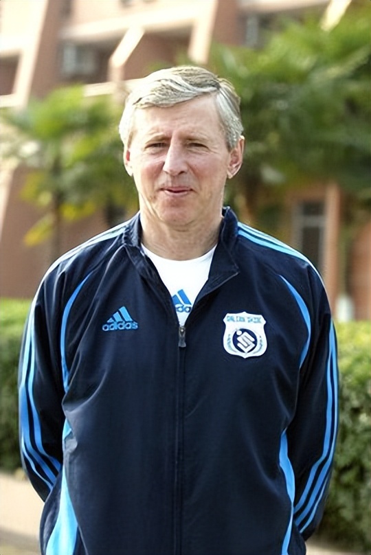 卡马乔执教国足时间,卡马乔里皮为什么不掉米卢