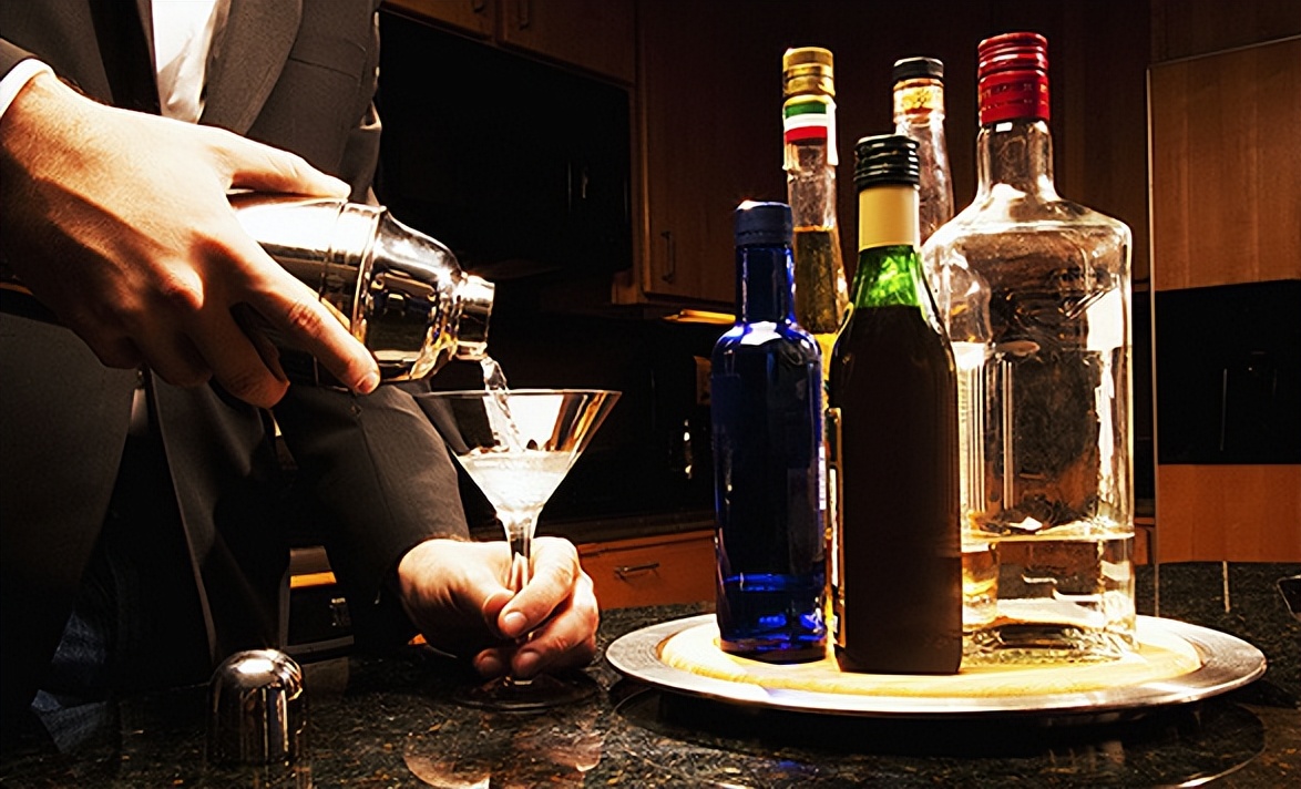 大量欧美人涌入中国旅游,法国人看中国白酒