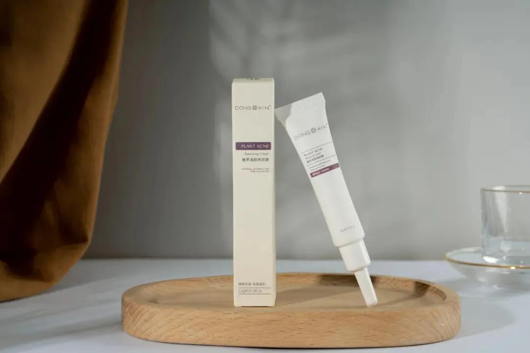 皮肤干会引起毛孔大吗,皮肤干还长痘属于什么肤质