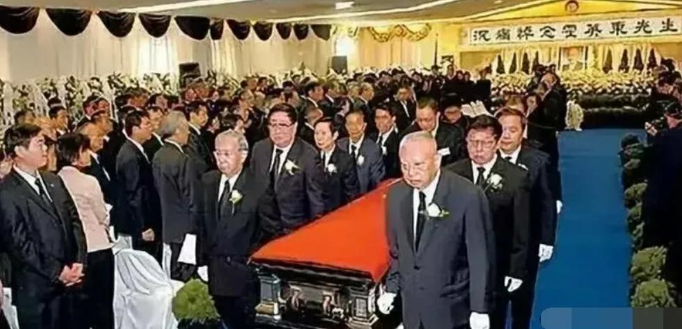 灵柩覆盖*旗国**，荣受国葬仪式的港人企业家，霍英东的一生，不一般
