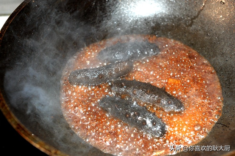 鲁菜正宗京葱爆海参做法,鲁菜大师高炳义制作葱烧海参视频