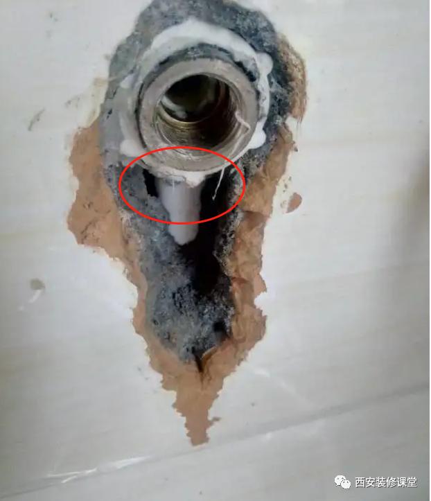 装修好的卫生间漏水怎么补救,楼下装修砸墙造成楼上卫生间漏水