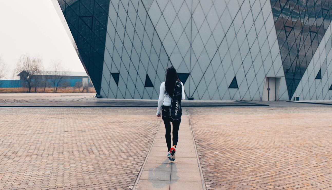 撕掉了所谓女性的身份标签,女司机车贴撕掉