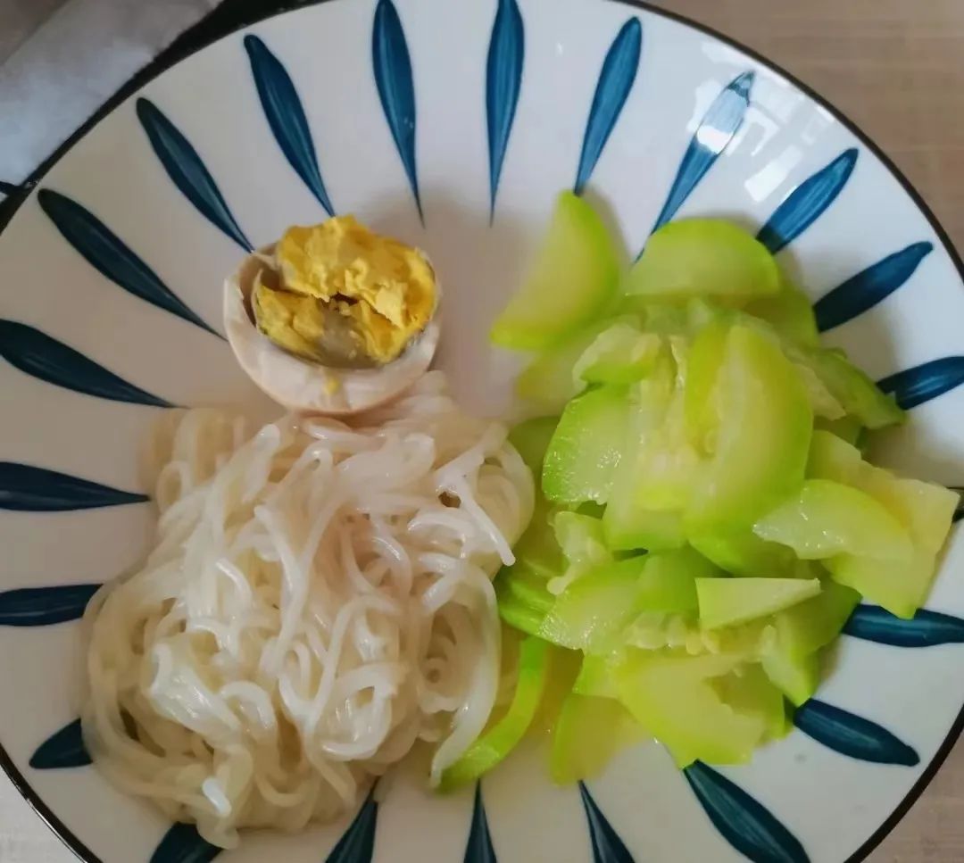 年轻人胃酸烧心正常吗,胃酸反流烧心食欲不振