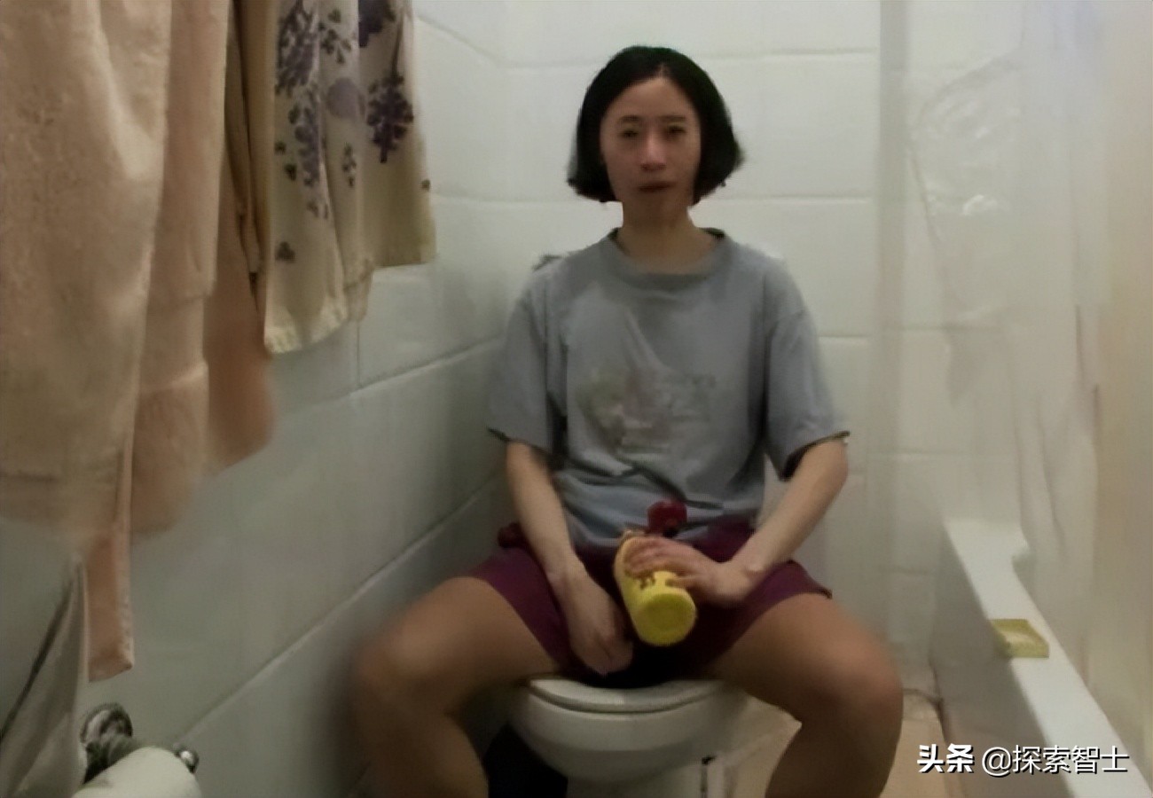 美国女白领20年不买内衣，厕纸晒干重复用，吃的全靠捡，纽约买房