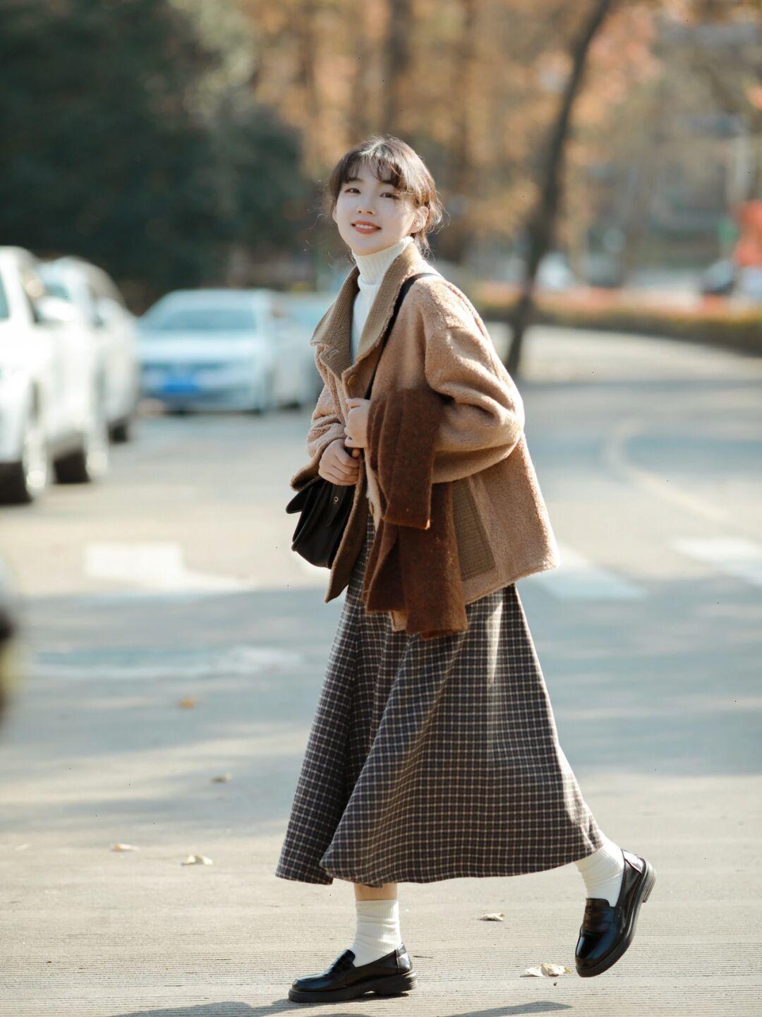 毛毛外套还流行吗,很流行的羊羔毛外套搭配