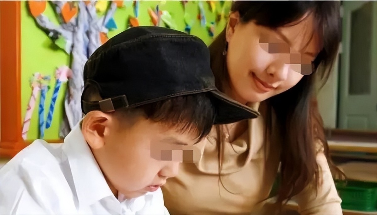 儿子帮妈妈按摩肩颈,儿子帮妈妈按摩背部