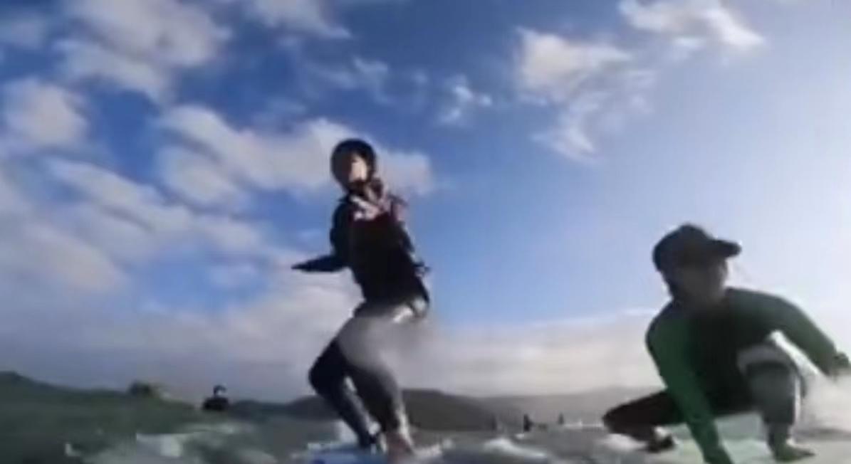 于明加和众人走红毯视频,于明加晒与女儿度假照