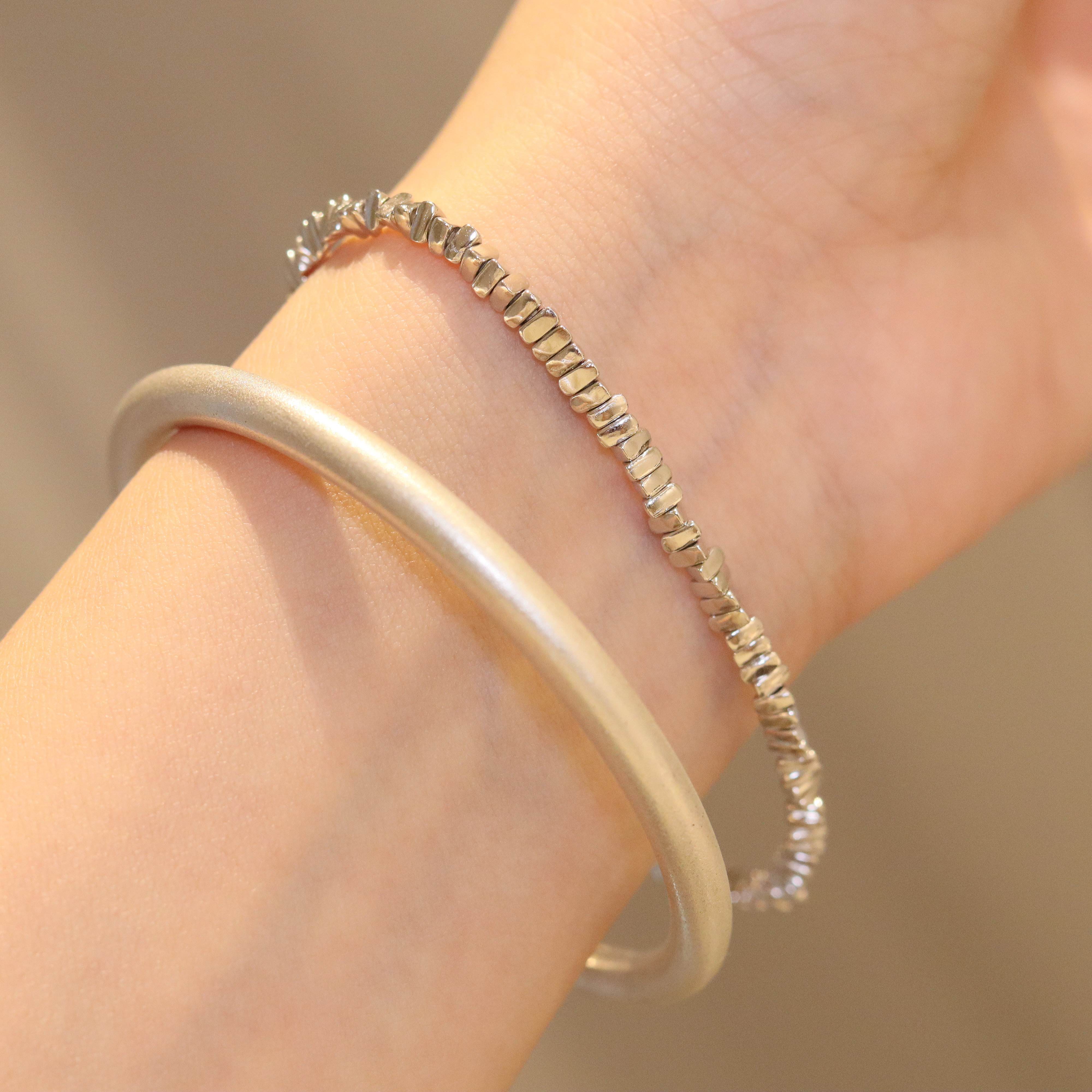 银镯子变黄是因为是假货吗,戴手上的银镯子变黄是怎么回事