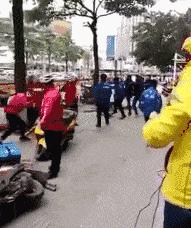 妹子，你的背的包很别致啊，旁边兄弟盯得眼都直了，哈哈哈哈哈哈