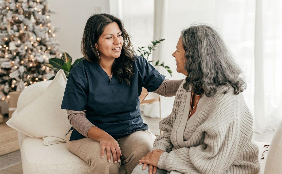 新婚第一天给婆婆洗脚后离婚,丈夫给坐月子妻子擦身体