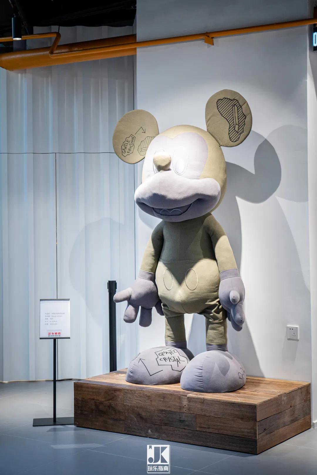 六位数玩偶、30万的AJ，免费送MOLLY，这家潮流店“很来事”