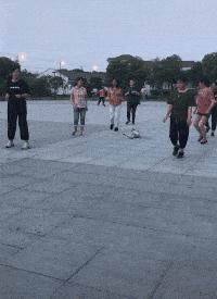 女生在公共场合故意让你难堪,现在的女生一点自知之明都没有