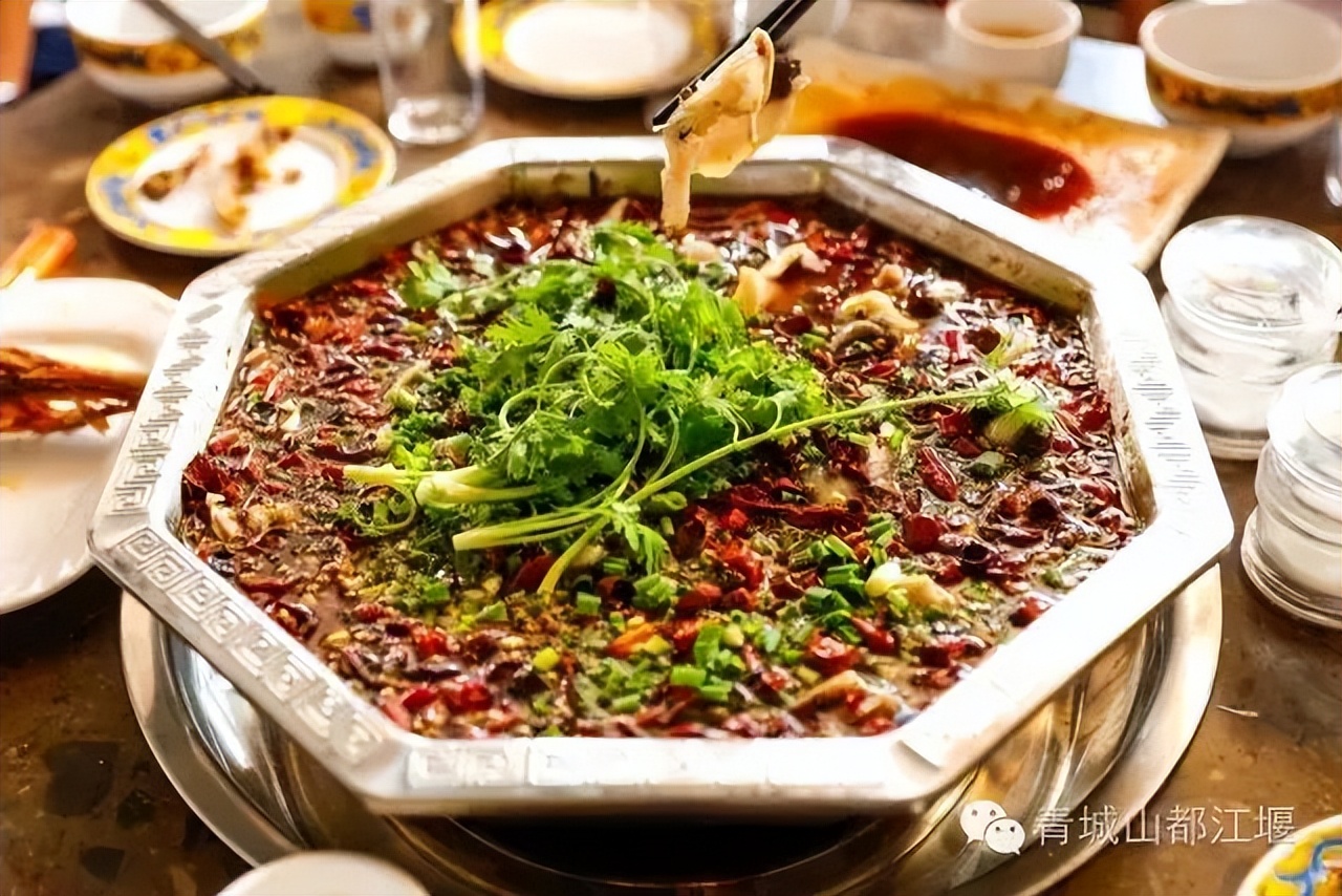 来都江堰的山间溪畔赴一场“好食光”！青山间的火锅店、花园里的小食堂......赏景美食两不误~