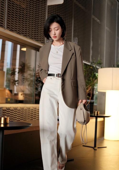 内搭西装搭配什么裤子好看,宽松西装外套怎么搭配牛仔裤好看