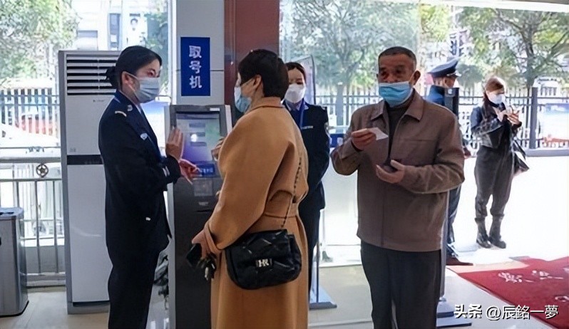 新车是自己上牌照还是交给4s上牌,提新车没上牌怎么去车管所上牌